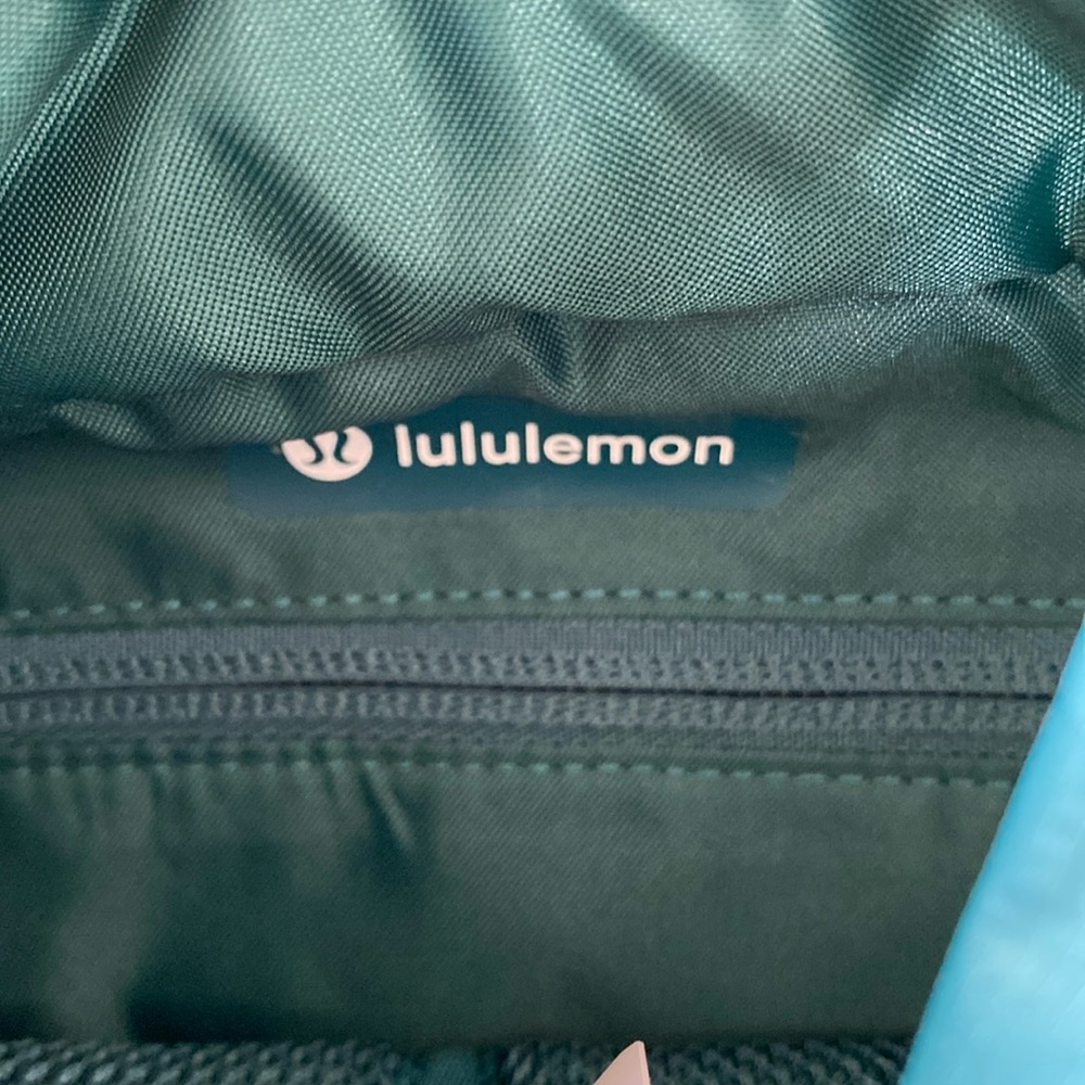🎉🎉 HOST PICK 🎉🎉 Lululemon Quilted Grid Crossbody Bag Storm Teal NWT - Picture 7 of 11